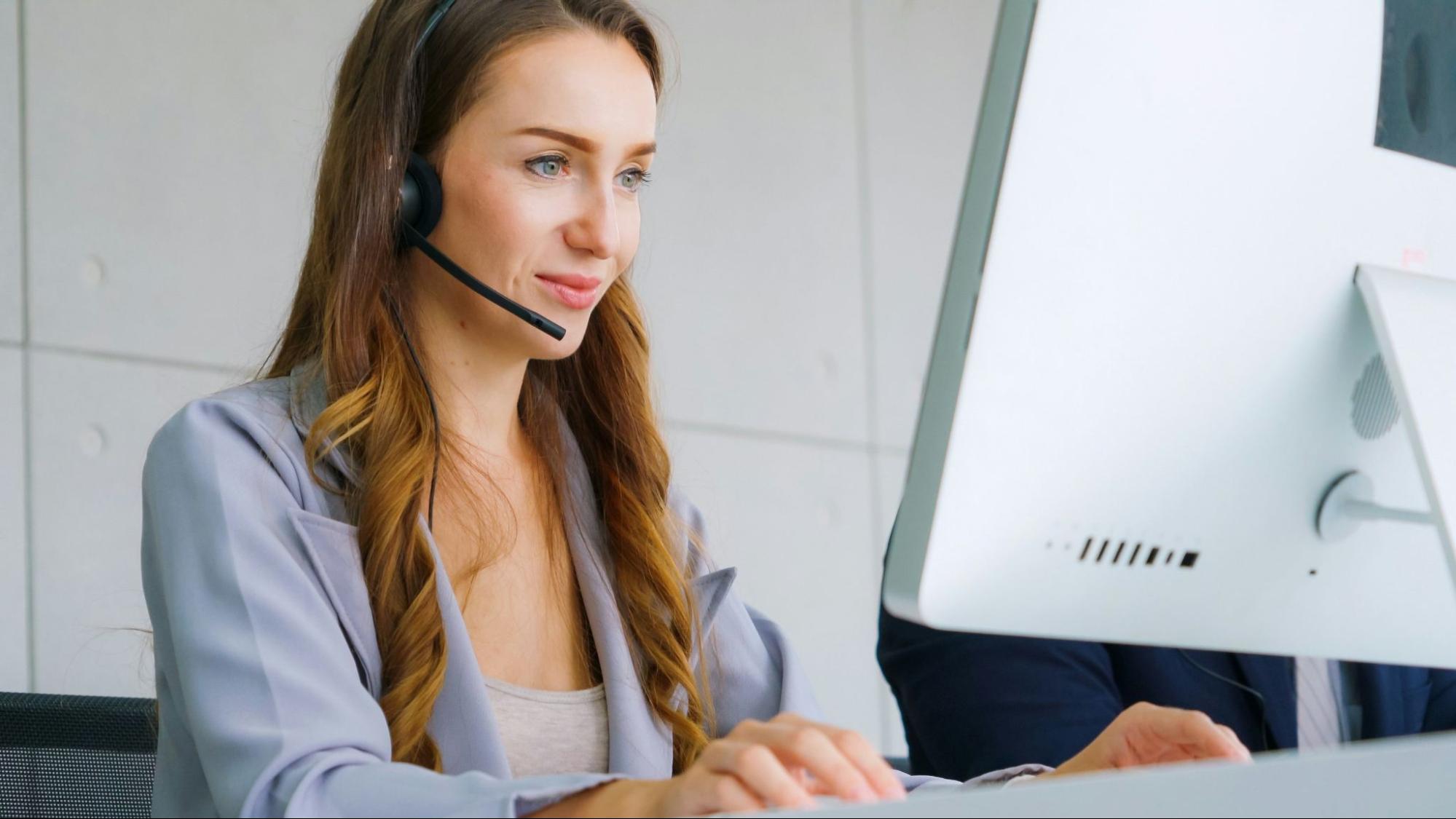 Professional virtual receptionist answering customer calls for a live answering service